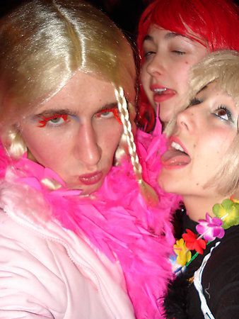 En grande partie le Carnaval 2007. Qui est une femme ou un homme?
Mystère, le problème dans ce genre de truc, c'est que ça dégénère vite