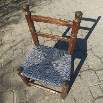 Rénovation: rempaillage une petite chaise avec de la paracorde