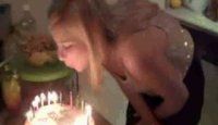 une blonde fête son anniversaire + Le défi de la sucette - 2 videos