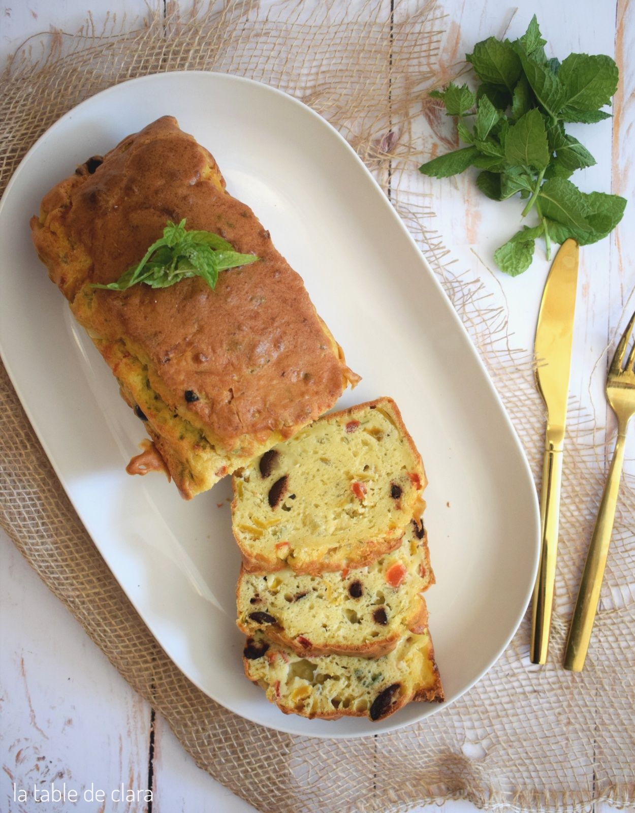 Cake mascarpone, poivrons, olives noires billes mozzarella