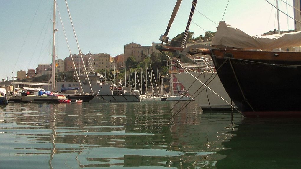 Ajjacio... une très grande ville à la haueur de sa beauté. Elle lie parfaitement le mélange entre montagne et mer. J'aurais pu rester des heures à déambuler dans ces rues que je trouve très symétriques et devant cette mer translucide qui lèche les pieds de la ville. 