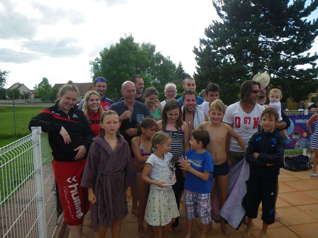 4 HEURES DE NATATION 2014 Lundi 14 JUILLET PISCINE DE MIREBEAU SUR BEZE  Accueil des nageurs 13h30, Départ 14h00. Fin de l’épreuve à 18H00 puis remise des Récompenses et trophées   Ces 4 Heures 2014 sont ouvertes à tous les nageurs nageant au minimum 25 mètres.   Cette manifestation a pour but de parcourir le plus de distance pendant 4 heures dans la joie et la bonne humeur.   Un nageur peu participer individuellement et l'entrée et la participation sont gratuites !  Jeux pour enfants et structure gonflable gratuits