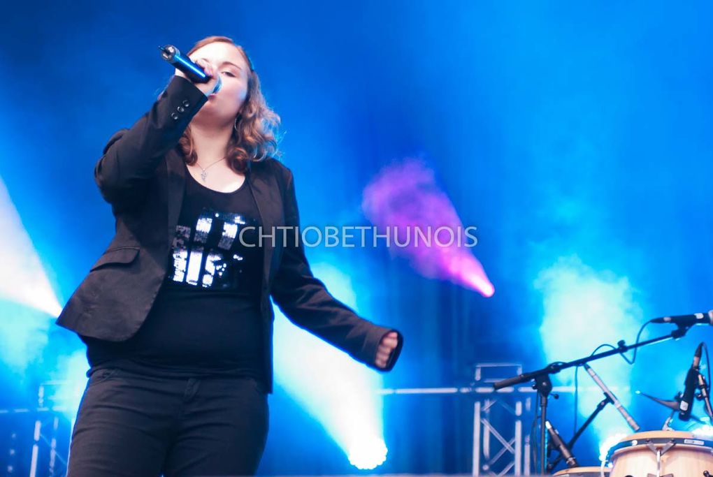 En toute avant premiere des festivités du 14 Juillet 2012 à Béthune, c'est une chanteuse locale, Aurore, qui a commencé le spectacle prévu