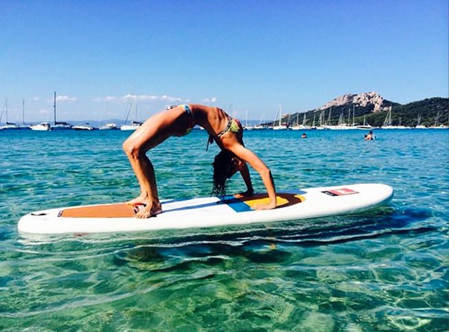 People: Laury Thilleman fait du yoga sur sa planche de paddle !