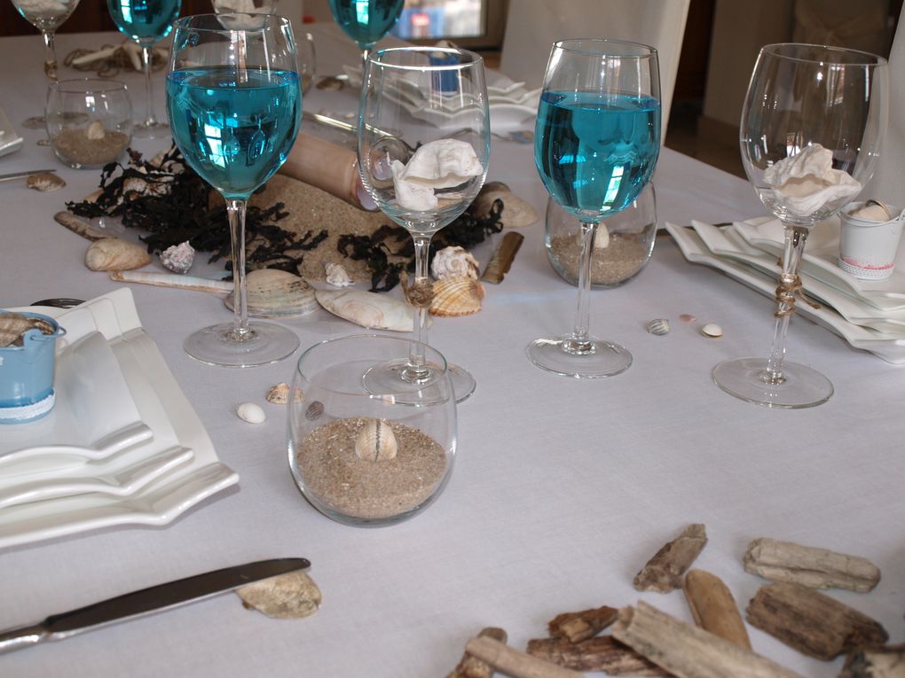 Une table "souvenirs de vacances" réalisée avec ce que la nature nous offre en bord de mer.