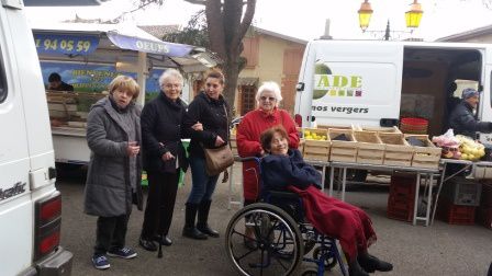 Après la balade sur le marché, pause café...Les résidents étaient contents, une résidente ancienne vendeuse sur les marchés à Paris s'est exclamée devant l'étalage des fruits et légumes que cela lui rappelait des souvenirs, et elle a dit à la vendeuse que sa marchandise était bien présentée.