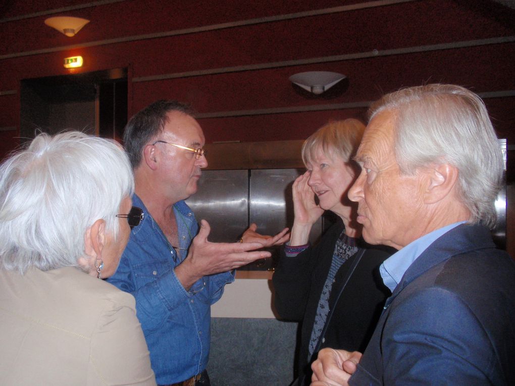 C'était le 5 Octobre 2011 à la Maison pour Tous de la Ville de SAINTE-SAVINE, l'Association Bourse du Travail, Mémoire vivante et la librairie "Les passeurs de Textes" invitaient Hélen Harden Chenut à participer à une conférence débat autour