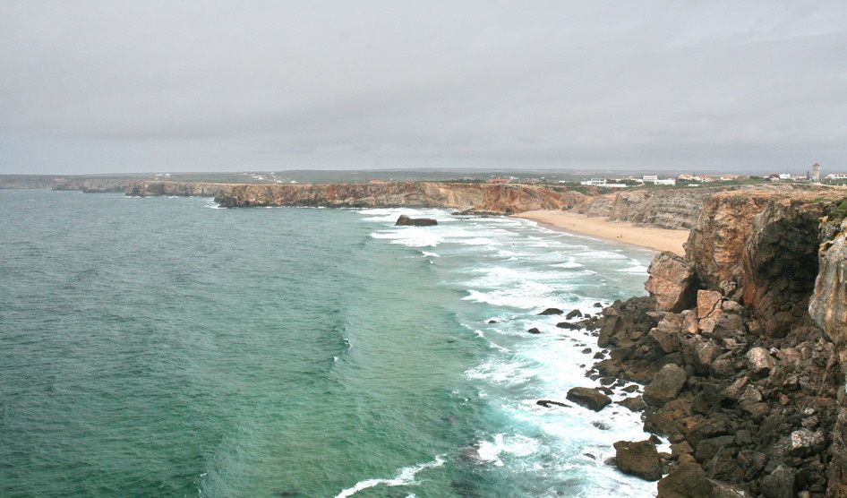 A l'extrême sud du Portugal, la Pointe de Sagres est à la fois un lieu mythique des Grandes Découvertes, et un territoire majestueux de "bout du monde" battu par les vents