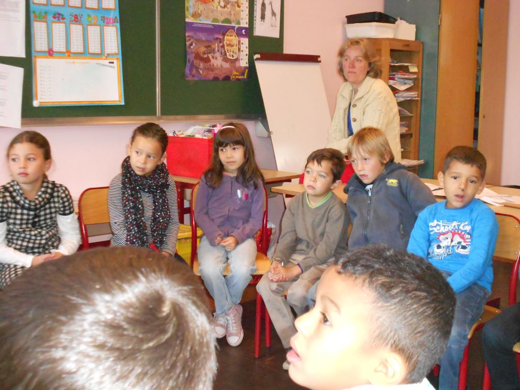 Dorothée P., auteur jeunesse, a réalisé une animation pédagogique auprès de toutes les classes. Les photos avec les CP de Mme Gamelin.