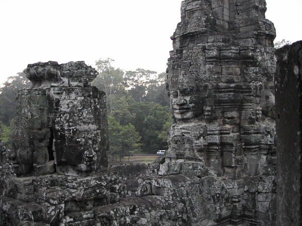 Ah Angkor ! Merveille des Merveilles !<br />Je ne vous mets qu'un petit echantillon de toutes les photos que nous avons prises, pour vous mettre l'eau a la bouche... En attendant la petite seance photo prevue a mon retour (j'en connais qui vont me detester)