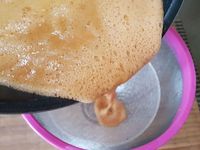 4 - Mixer et filtrer à nouveau la préparation pour obtenir une sauce lisse, réserver. Faire dorer les gambas à la poêle très rapidement sur les 2 faces dans un filet d'huile (1 cuil.), retirer et réserver. Dans la même poêle,  faire dorer le reste d'oignon sur feu doux 10 mn environ, ajouter un peu de farine, mélanger puis incorporer les gambas et la sauce. Ajouter pour finir la crème fraîche épaisse, rectifier l'assaisonnement si besoin et servir bien chaud avec un accompagnement de pâtes.