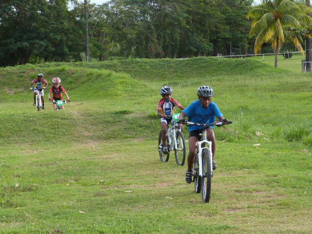 Ce samedi 22 décembre aura été l'occasion de partager un très bon moments avec les jeunes de l'école de VTT. Ils ont pu voir évoluer des champions et ont eu droit à leur père Noël. Merci à Antoine Seveur, le photographe