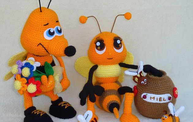 Couple d'abeilles et leurs petits