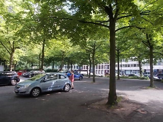 Hamburg, son port, son Elbe, son passage sous l'Elbe, son marché au poissons du dimanche matin où se croisent fêtards et clients du marché pour boire, petitdejeuner et danser ensemble, sa rue interdite aux femmes, (un scandale),  ses églises et son Elbphilharmonie.....ferry gratuit.....