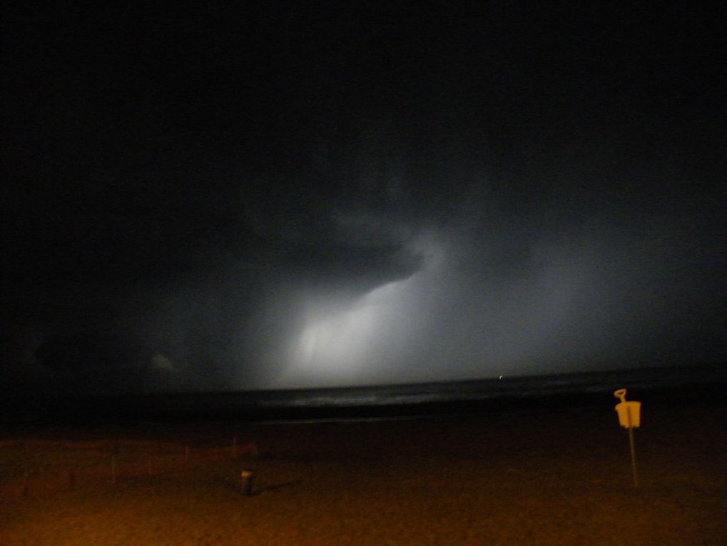 il était près de minuit, ce 16 juillet ; de la digue, l'orage était superbe !