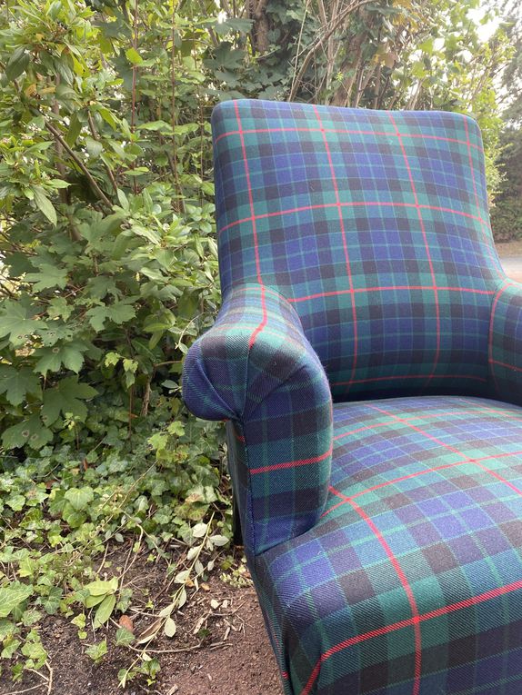 Une paire de fauteuils Anglais recouverts de Tartan écossais