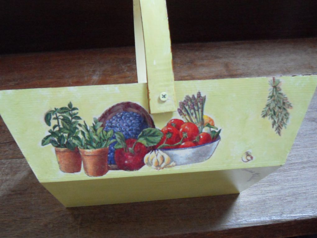 Petits paniers rectangulaires en bois : 24 X 12X 4,5 cm. Paniers vendanges : 26 X 19,5 cm