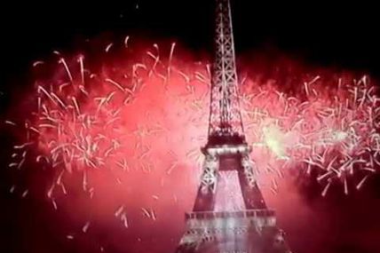 PARIS 14 JUILLET 2017 ET GRANDIOSE FEU D'ARTIFICE A LA TOUR EIFFEL CHAMPS DE MARS PARIS 7E 