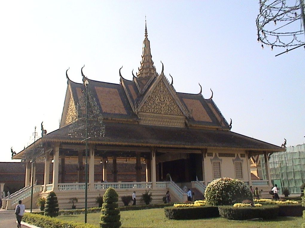 Curiosités de Phnom Penh et les insolites de la RN 6.