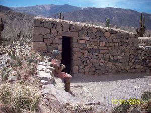 Près de la “palette du peintre” se trouve les ruines de Tilcara (qui signifie étoile filante en quechua): il y a une ancienne fortersse inca. Les petites maisons sont en pierres et les toits sont fait de bois de cactus. Cerca de la “paleta del pintor” se encuentra Tilcara (estrella fugaz en quechua): hay una antigua pucara inca. Las pequeñas casas están en piedra y el techo en madera de caldron.