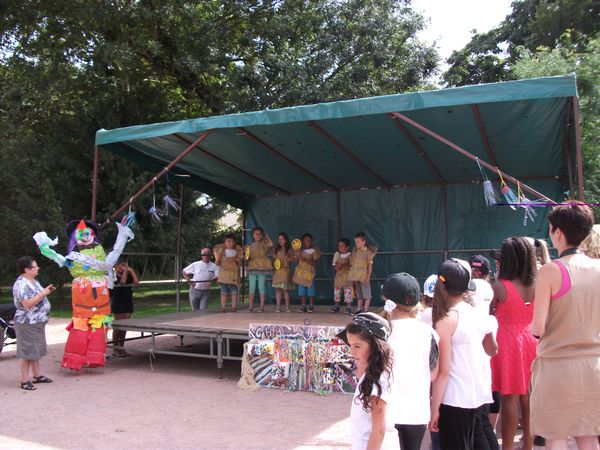 Danse des Indiens et des Cowboys, danse Africaine, en passant par "Taratata" et du Hip Hop, et aussi des chansons sur la brousse et Macacao, et "Mets-toi une banane dans l'oreille" et "La patate"... ça oui, ils l'avaient, la patate, tous ces gosses de Max'Anim et du CLB et leurs dynamiques animatrices et animateurs.