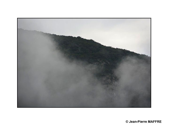 Brouillards, nuages, ciels et montagnes nous mènent doucement dans l'atmosphère poétique des estampes chinoises.