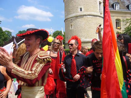 <p><strong>SANDIE.STRASS @ GARDEN DES ROIS</strong> (cr&eacute;ations de tee shirts), le Banana Caf&eacute; Paris a termin&eacute; 2&egrave;me du concours ! Bravo pour cette premi&egrave;re participation ! 18 JUIN 2006</p>
<p><strong>SANDIE.STRASS SPONSOR OFFICIEL DE LA GAY PRIDE A BORD DU CHAR BANANA CAFE PARIS</strong> : Th&egrave;me Pirates des Cara&iuml;bes (photos de la Marche et de la Soir&eacute;e au Banana Caf&eacute; Paris). Le char a ferm&eacute;&nbsp;la marche cette ann&eacute;e (24&