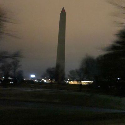 #USA : Les lumières de #Washington DC = LA MAISON BLANCHE DANS LE NOIR DEPUIS 1 SEMAINE !