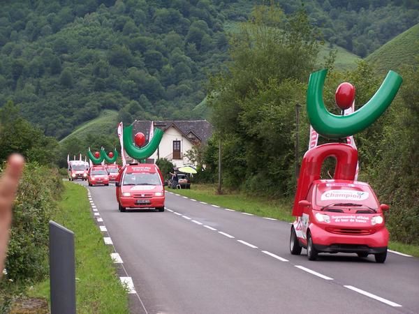 <p><strong>Nous y &eacute;tions... eh oui ! Sur la route du TOUR DE FRANCE 2006, au lieu dit &quot;La Mouline&quot; &agrave; Arette lors de la tr&egrave;s attendue &eacute;tape basque KANBO-PAU du 12 juillet 2006...</strong></p>
<p><strong>Nous &eacute;tions seuls sur ce tron&ccedil;on de ligne droite noy&eacute;s sous un ammoncellement de cadeaux violemment lan&ccedil;&eacute;s depuis les v&eacute;hicules bien color&eacute;s de la d&eacute;bauche publicitaire...</strong></p>
<p><strong>Des bo