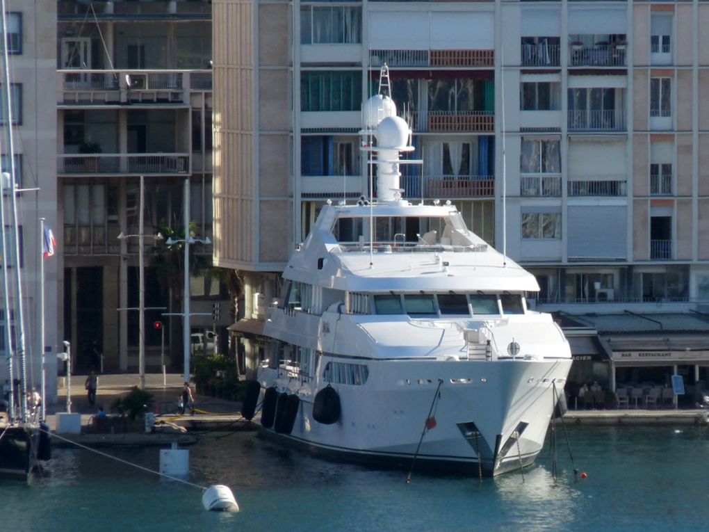 DEJA VU , a quai au carré du port de Toulon le 18 septembre 2015