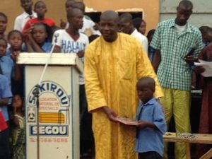 Remise des prix de fin d'année aux enfants et petites scénettes