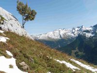 Un pilier dans la falaise. Des vues vers l'aval et le bout des Aravis.