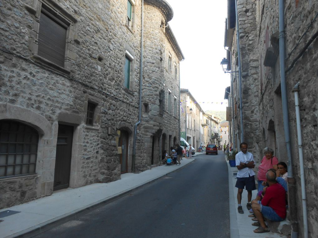 Spectateurs sur le parcours. Place St Bonnet, rue de la Molle, rue des Frères Fabre, rue du Champ de Mars et rue de la Paillette: on a fait le tour du village, construit en cercle autour de la place du Champ de Mars