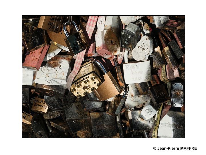 Cette coutume, commencée à Paris en 2008 sur le pont des Arts par les amoureux du monde entier consiste à accrocher d'innombrables cadenas aux grillages des ponts au risque de mettre en danger leur structure et de les faire chavirer d'amour.