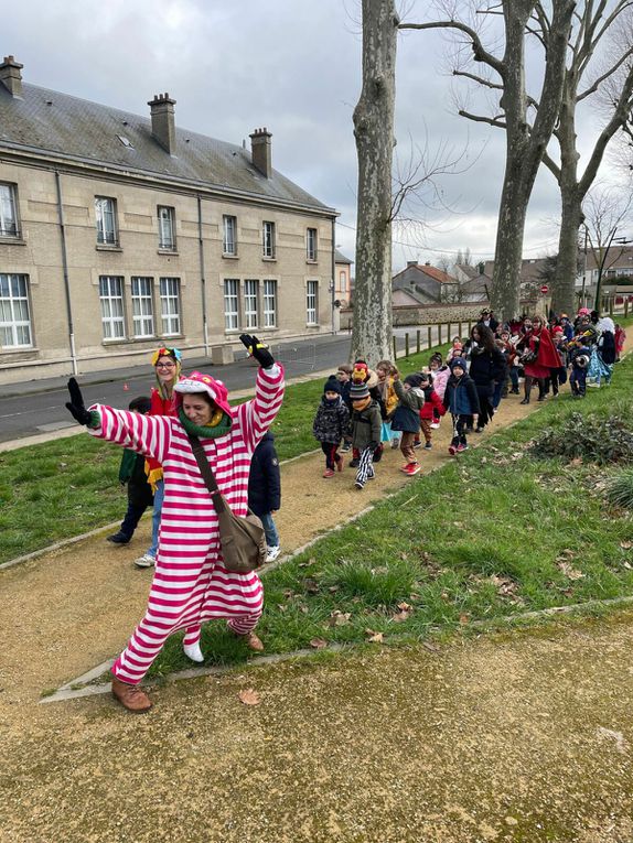 Au programme pour ces vacances: découverte d'Elmer l'éléphant, histoires de loup, activités sur le thème des couleurs, ateliers créatifs, jeu de piste avec passage au musée France 40, Initiation à la sophrologie avec Line qui nous apprend à nous détendre, à nous relaxer et respirer, balades et chasse au trésor, jeux sportifs et athlétisme avec l'Esfra et les vacances d'hiver de la ville, cinéma avec 2 films un pour les plus petits et un pour les grands, , bricolage et cuisine … le tout avec les copains et des animateurs qui nous emmènent à l'aventure. Vive les vacances.