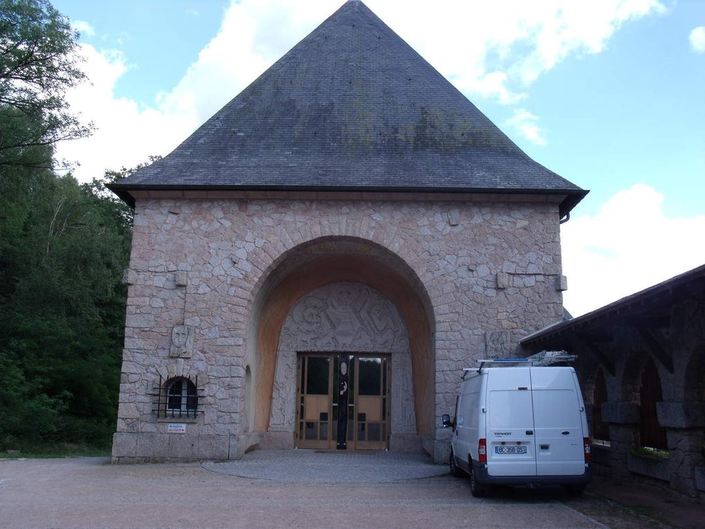 Le tour de l'Abbaye de la Pierre qui Vire