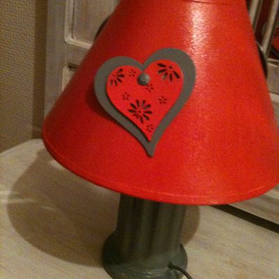 lampe rouge et grise 15€