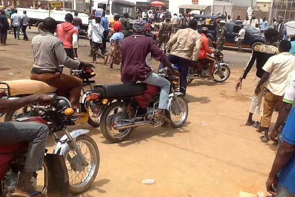 Deux voleurs de motos présumés battus à mort pour avoir prétendument tué un pilote d'Okada dans l'État du Niger