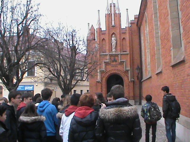 visite du lycee d'arts plastiques de Tarnow, puis visite de la ville sur les pas de Frania Haverland (ghetto juif, ruines des synagogues et du cimetiere. Bonus : expo sur les fouilles archeologiques des chantiers de l'euro 2012.