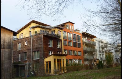 Quartier Vauban, logement écolo : chauffé au bois, récupération des eaux de pluie, toilettes sèches, panneaux solaires ....