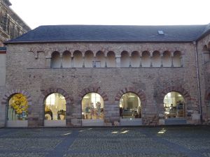 Trier-Trêves-Porta-nigra-détails d'arches-colonnes-murs intérieurs, avec arbre & gens, Cl. FrancePoulain+NicolasWasylyszyn2016