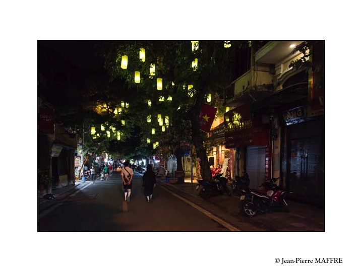 La nuit, dans la "rue des Occidentaux" de Hanoï, des mini concerts en plein air sont souvent organisés.