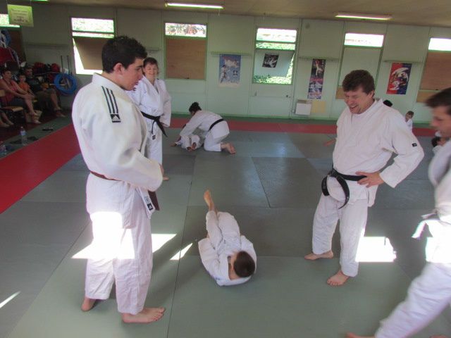 25.09.2011 bonne ambiance , les enfants heureux de faire chuter les ceintures noires ! les parents heureux de faire cette fête du judo pour les 1er pas de judokas de leurs enfants ... merci à tous !