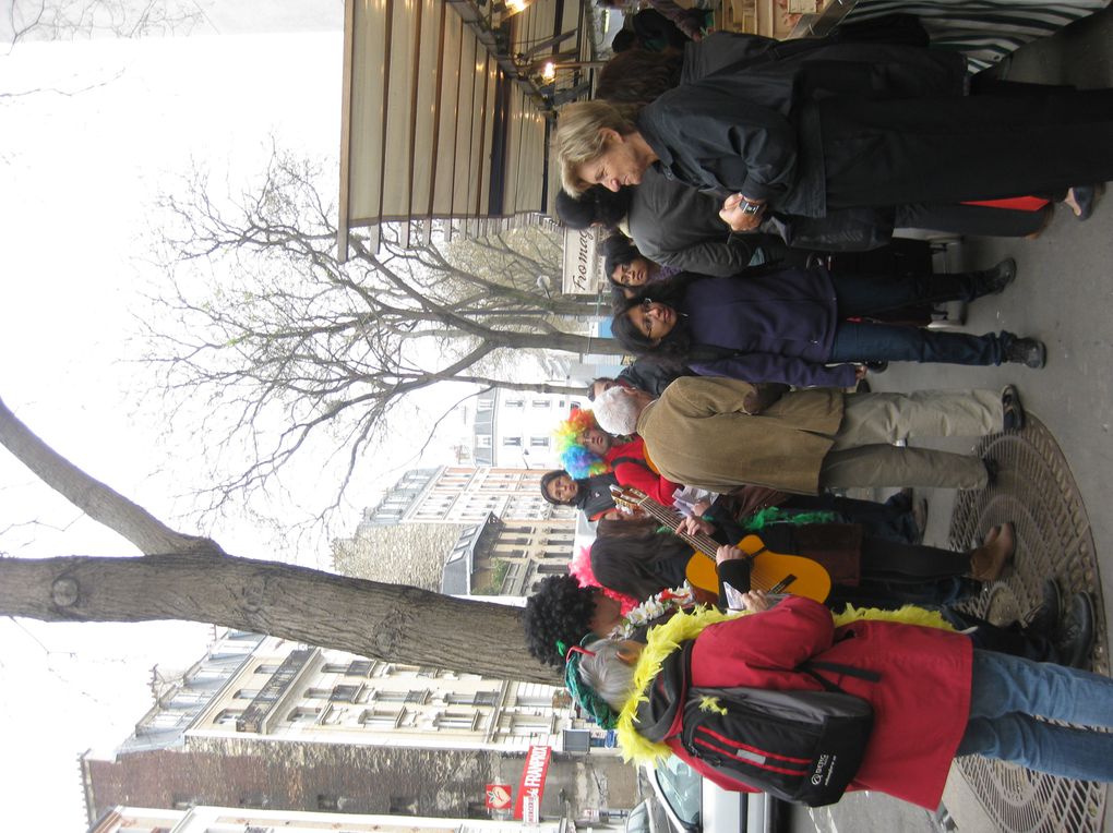 Les mélenchanteurs du métro sont nés dans le 13e, au Front de Gauche Butte aux Cailles. Depuis ils essaiment dans tous Paris, et affectionnent tout particulièrement les métros et les places publiques.