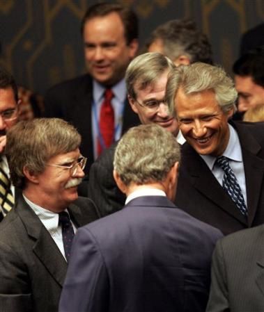 C'est invariablement toujours le m&ecirc;me discours sur le royal ministre. Les femmes disent : &quot;Il est beau&quot;. &quot;Il a de la classe.&quot; &quot;Il est &eacute;l&eacute;gant.&quot; &quot;Il a de l'allure.&quot; Voici donc quelques photos pour adrmiratrices et admirateurs...