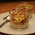 Verrines façon crumble aux pommes et caramel