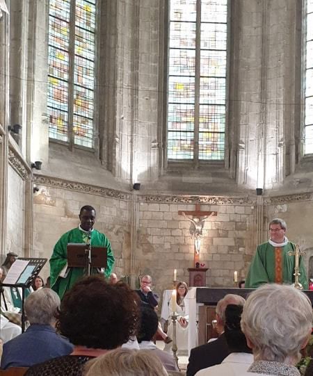 Retour en images sur la messe d’installation du nouveau curé de Poix et d'Hornoy : Le père Daleb M’Passy