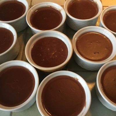 Délicieuses crèmes au chocolat faciles à réaliser même par un enfant accompagné bien sûr !