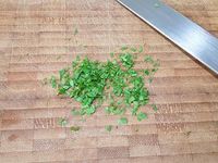 2 - Déposer 5 à 6 cuil. à soupe de crème pâtissière froide sur la tarte. Bien la répartir en une couche régulière sur la pâte. Ciseler finement la verveine. Disposer joliment les fruits sur la crème pâtissière pour décorer toute la tarte. Terminer en parsemant de verveine ciselée.