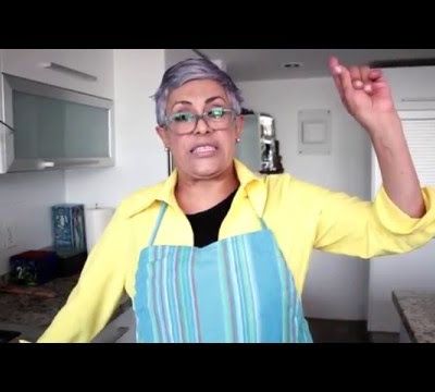 Eugenia León chante Llegaron los Gorrones dans sa cuisine